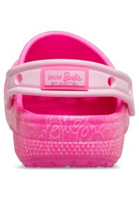 Ροζ πλαστική κλότσα με υφασμάτινη επιφάνεια, διαθέτει λευκ ή λωρίδα και λογότυπο Barbie στο πίσω μέρος. Ορατές είναι οι λεπτομέρειες από γκλίτερ.