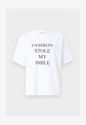 T-shirt blanc à manches courtes avec un texte noir centré indiquant « FASHION STOLE MY SMILE » et de petites initiales « VB » en bas à droite.