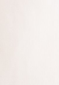 Leeres weißes Quadrat mit dezentem Muster und leichten Schattierungsvariationen auf einer flachen Oberfläche.