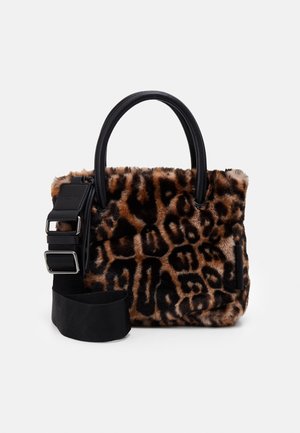 Kleine handtas met nepbont in luipaardprint, zwarte leren handvatten en een brede, verstelbare zwarte schouderriem bevestigd.