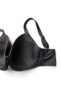 Čierna vystužená podprsenka s nastaviteľnými ramienkami a zapínaním na háčiky vzadu, rozložená na bielom pozadí.