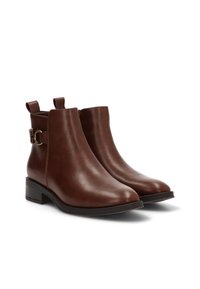Botas de tobillo de cuero marrón con un diseño elegante, puntas redondeadas, tacones bajos en bloque y un acento metálico decorativo en el lateral.