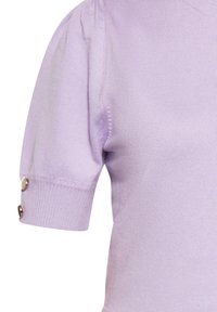 Fialový svetřík s krátkým rukávem a žebrovanou texturou, s detailem nabíraných rukávů, zdobený dekorativními knoflíky na manžetách pro přidaný akcent.