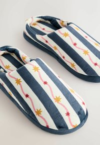 Pantofole a righe blu e bianche con una texture soffice. Presentano motivi a stelle dorate e rosa e un interno imbottito. Design con punta arrotondata.