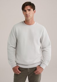 Sweatshirt texturat de culoare gri deschis, cu mâneci lungi, guler rotund, manșete și tiv cu elastic, siluetă ajustată, detaliu mic cu logo în partea de jos.