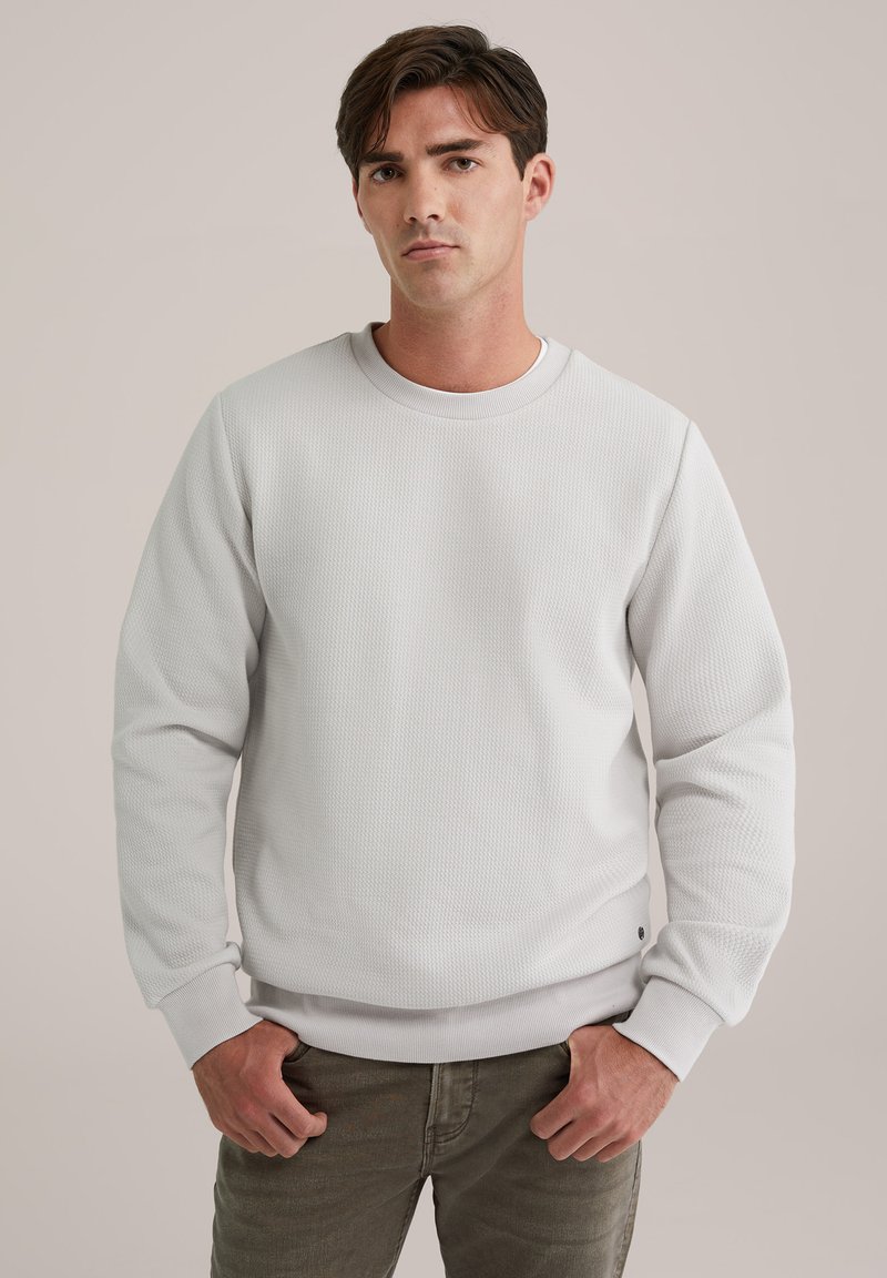 Sweatshirt texturat de culoare gri deschis, cu mâneci lungi, guler rotund, manșete și tiv cu elastic, siluetă ajustată, detaliu mic cu logo în partea de jos.