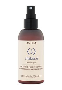 Aveda Chakra 6 Spray in einer braunen Glasflasche mit einem schwarzen Sprühkopf. Beiges Etikett mit blauer Schrift, das Produktdetails und Volumen beschreibt.