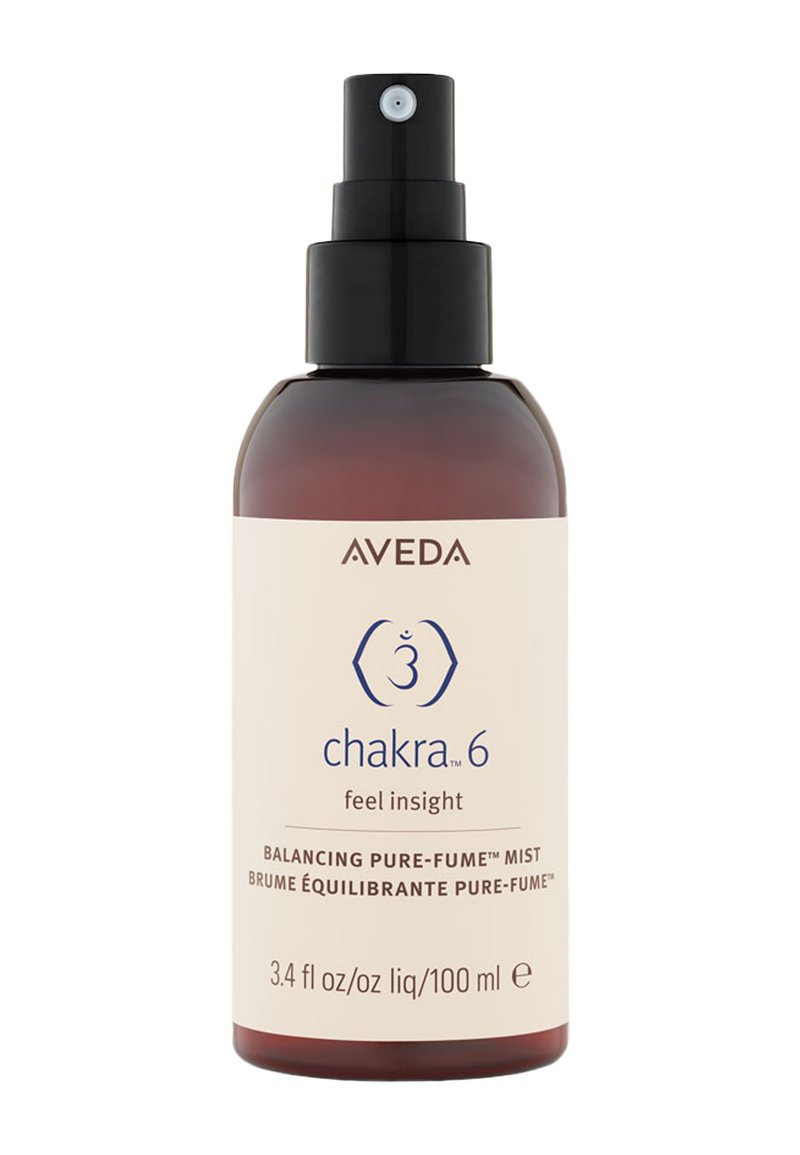 Aveda Chakra 6 Spray in einer braunen Glasflasche mit einem schwarzen Sprühkopf. Beiges Etikett mit blauer Schrift, das Produktdetails und Volumen beschreibt.