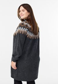 Robe en laine grise foncée tricotée, présentant un motif géométrique marron et blanc aux épaules, des manches longues et une coupe décontractée.