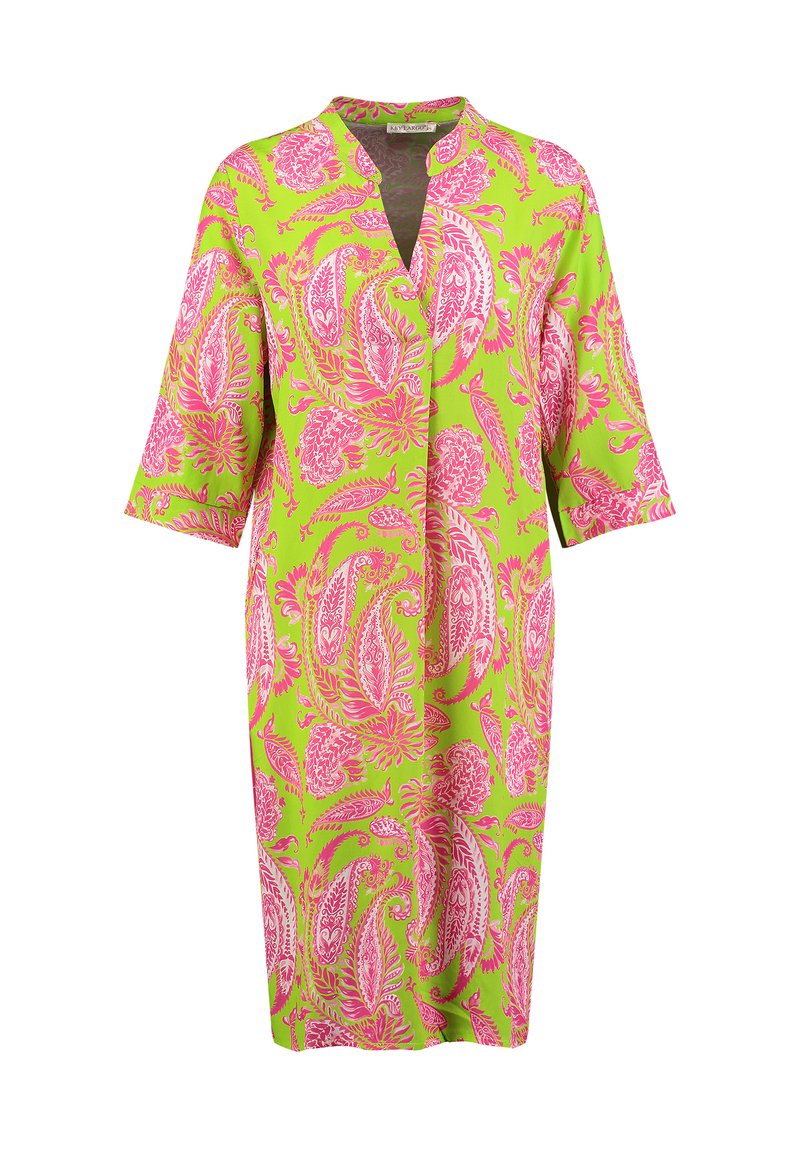 Vestido de tela verde con un patrón de paisley rosa, mangas cortas y cuello mandarín. Diseño a la altura de la rodilla con un corte recto.