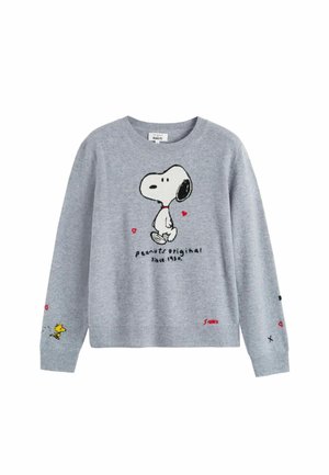 Grijze gebreide trui met een Snoopy-afbeelding op de voorkant, versierd met hartjes en de tekst "peanuts original since 1950", plus geborduurde details op de mouwen.