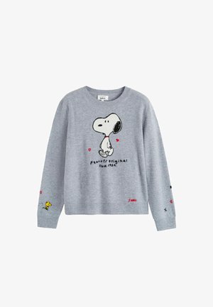Grijze gebreide trui met een Snoopy-afbeelding op de voorkant, versierd met hartjes en de tekst "peanuts original since 1950", plus geborduurde details op de mouwen.