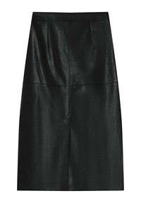 Jupe crayon en cuir noir avec une texture lisse, de forme rectangulaire, détail de couture centrée et deux plis avant pour un design supplémentaire.