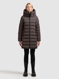 Kurtka puchowa w ciemnoszarym kolorze, z wysokim kołnierzem, bocznymi kieszeniami na zamek oraz lekko taliowanym krojem. Do kompletu czarne legginsy i botki na sznurowadła.