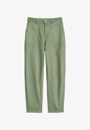 Hellgrüne gerade geschnittene Hose mit aufgesetzten Taschen vorne, Gürtelschlaufen, Knopfverschluss und sichtbaren Nähten an Knien und Saum.