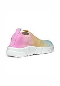 Sneaker slip-on a gradiente nei colori rosa, giallo e azzurro chiaro, con tomaia in rete, suola in gomma bianca e una linguetta sul retro per indossarle facilmente.