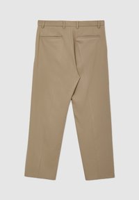 Pantaloni beige con design a gamba dritta, dotati di vita piatta e due tasche posteriori. Tessuto liscio, senza pattern o accentuazioni visibili.
