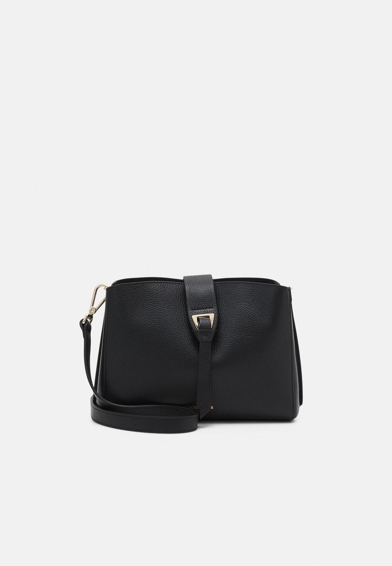 Borsa in pelle nera con texture a granuli, chiusura a pattina e fibbia, tracolla regolabile e dettagli in metallo color oro.