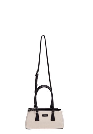 Kleine rechthoekige beige handtas met zwarte handvatten, verstelbare lange riem en ritssluiting, frontlabel met merknaam.