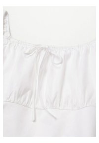 Witte blouse met een geraffineerde halslijn met een trekkoord en elastische randen. Glad stof met een zachte textuur.