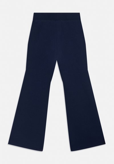 Pantalones azul marino acampanados con cintura alta y tela lisa, mostrados extendidos sobre un fondo blanco.
