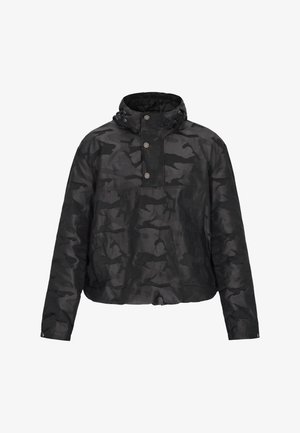 Schwarze Camouflage-Pulloverjacke aus leichtem Material, mit hohem Kragen, Druckknopfverschluss und tailliertem Design mit langen Ärmeln.