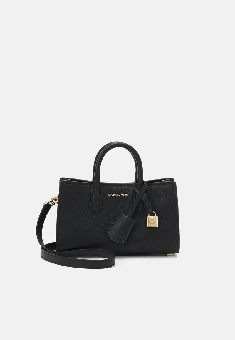 Sac à main en cuir noir avec un design structuré, des poignées supérieures et une bandoulière amovible. Présente des accessoires en or et un charme logo.