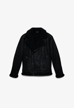 Schwarze Lammfelljacke mit breitem Kragen, schrägem Reißverschluss und zwei seitlichen Taschen. Die Textur ist glatt mit einem weichen, flauschigen Innenfutter.