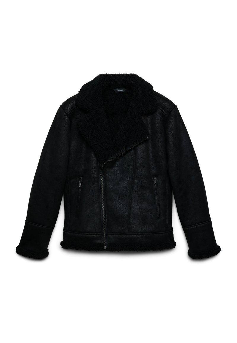 Giacca negra foderata in shearling con ampio colletto, zip diagonale e due tasche laterali. La texture è liscia con un rivestimento morbido e peloso.
