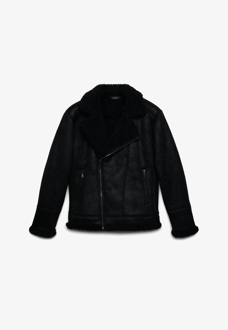 Giacca negra foderata in shearling con ampio colletto, zip diagonale e due tasche laterali. La texture è liscia con un rivestimento morbido e peloso.