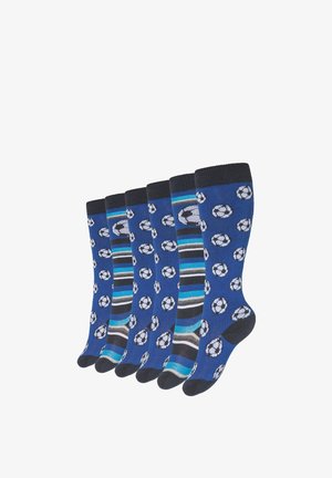 Six paires de chaussettes bleues montant jusqu'aux genoux, quatre avec des motifs de ballons de football blancs et noirs, deux avec des rayures bleues, noires, grises et blanches.
