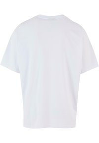 Tricou alb cu mânecă scurtă, realizat din bumbac. Are o textură netedă și un decolteu clasic la baza gâtului, cu o croială lejeră și un tiv neterminat.