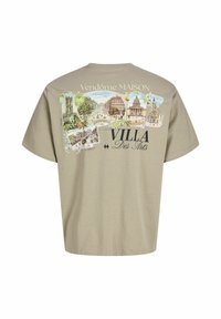 Beige T-Shirt mit Vintage-Postkartenmotiven von Paris, zeigt Wahrzeichen und den Text "Vendôme MAISON", "Souvenir de Paris" und "Villa Des Arts" auf der Rückseite.