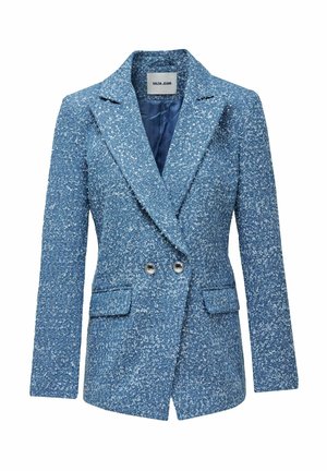 Blazer azul texturizada de doble botonadura con solapas en muesca, dos botones plateados y bolsillos con solapa, con la etiqueta "Salsa Jeans" en el interior del cuello.
