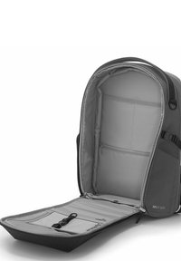 Zaino grigio con un design strutturato, materiale resistente e molteplici scomparti. Presenta una chiusura con zip e una tasca in rete interna.