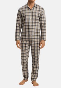 Beige, tummansininen ja kerma väreissä olevat miesten ruutupyjamat. Pitkähihainen napillinen paita, jossa on rintatasku; vastaavat housut, joissa on joustava vyötärö.