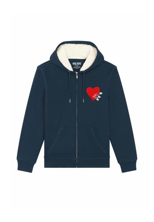 Marineblauwe zip-up hoodie met witte fleece voering, rood hart graphic met witte stiksels en twee voorzakken. Zilveren rits en trekkoorden.