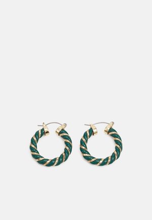 Boucles d'oreilles créoles torsadées en or et vert foncé, finition polie et tiges en métal sur fond blanc.