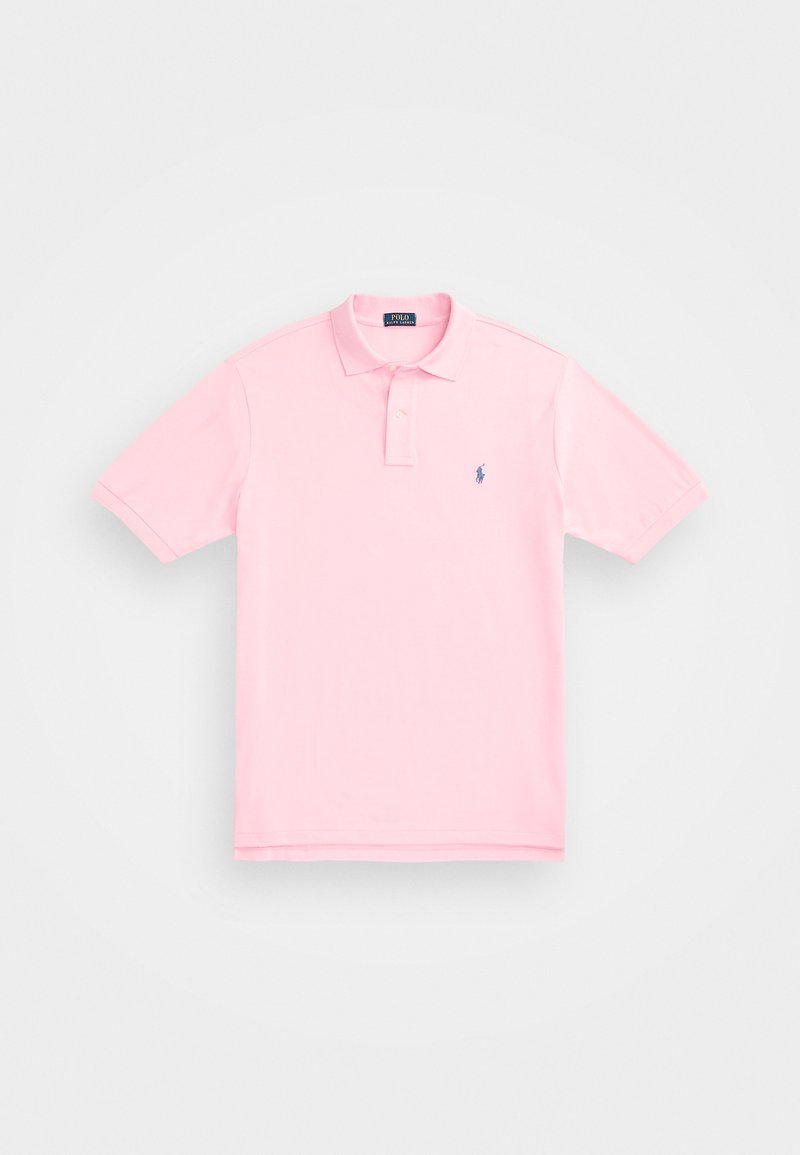 Šviesiai rožinė polo marškiniai, pagaminti iš medvilnės, su apykakle, trumpomis rankovėmis ir mažu mėlynu logotipu kairėje krūtinės pusėje.
