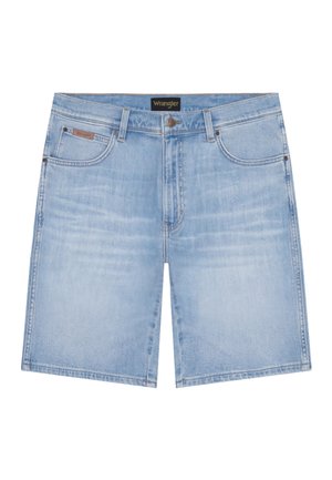 Pantaloncini di denim azzurro chiaro con design a cinque tasche, chiusura con bottone e logo Wrangler sulla vita.