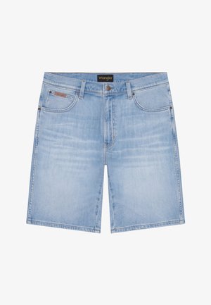 Világoskék farmer rövidnadrág ötpántos kialakítással, gombos záródással és Wrangler logóval a derékon.