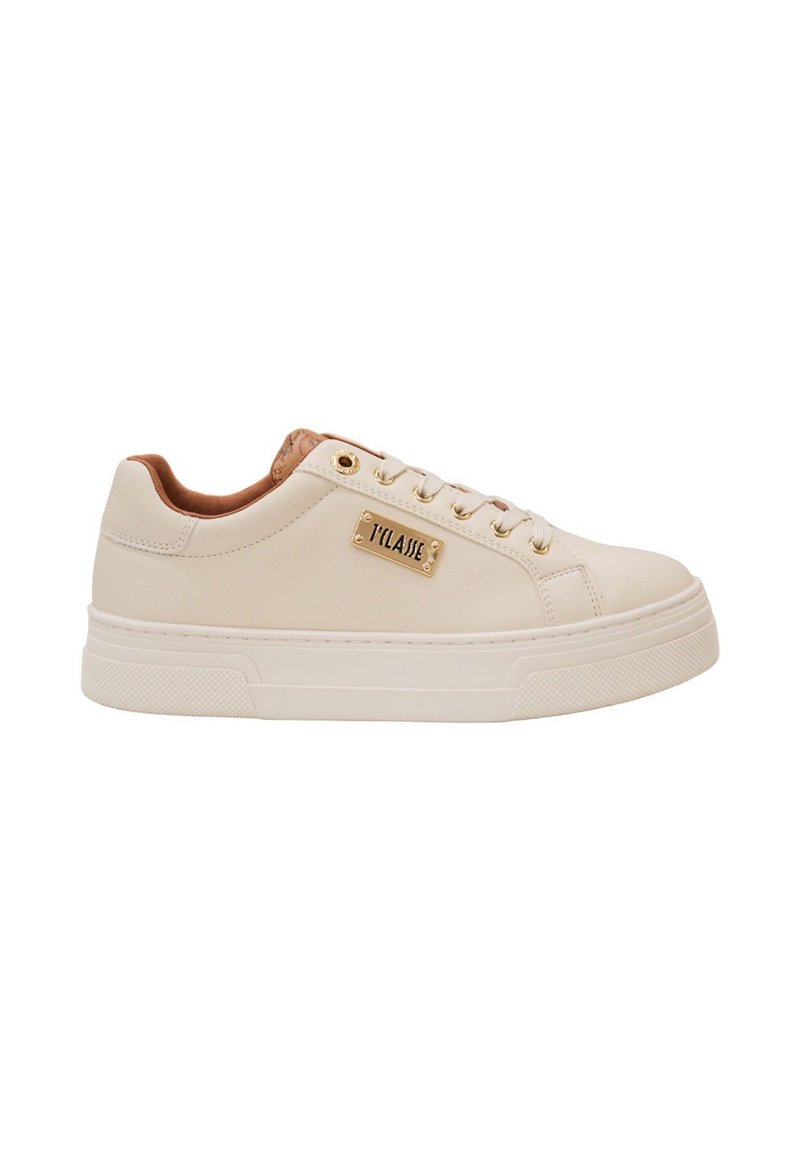 Sneaker in pelle bianca con suola testurizzata, minuteria dorata e interno marrone chiaro. Presenta un'etichetta metallica con il marchio sul lato.