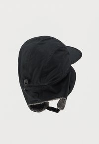 Boné preto de tecido com aba plana, abas para as orelhas forradas com pelo cinza, tiras ajustáveis e um sistema de ajuste na parte de trás para melhor encaixe.