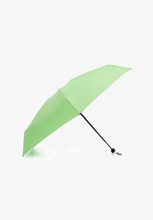 Groene paraplu met een gladde stoffen canopy, zwarte metalen spaken en steel, voorzien van een handgrip en een lus voor bevestiging.