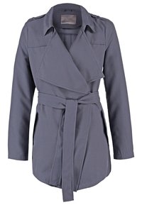 Szary płaszcz typu trencz z kołnierzem szalowym, wiązany z przodu paskiem i długimi rękawami. Posiada boczne kieszenie i gładką fakturę tkaniny.