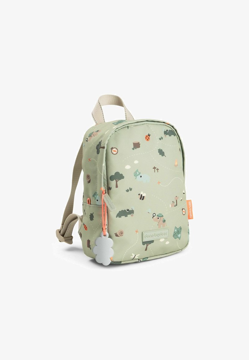 Sac à dos enfant vert clair avec illustrations sur le thème de la nature, bretelles beige, tirette de fermeture éclair orange et breloque réfléchissante en forme de nuage.