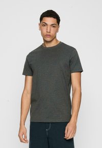 Tricou gri cu mânecă scurtă, într-o textură heathered, având un decolteu rotund și o croială standard. Afișat pe un fundal simplu.