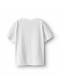 Camiseta blanca de manga corta, hecha de algodón suave, con un escote redondeado y un corte relajado con líneas limpias y simples.