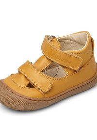 Żółte skórzane sandały z rzepem, okrągłym noskiem i teksturowaną gumową podeszwą. Posiadają przeszycia ozdobne i wycięcia dla lepszej wentylacji.