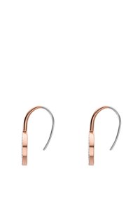 Orecchini in oro rosa e argento con un design elegante e curvo; dotati di un pendente rotondo e piatto adornato con piccole pietre.